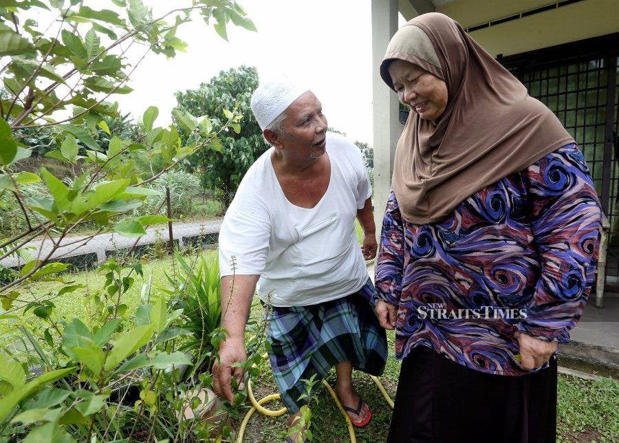 Gardening is a good activity for older adults. Photo of veteran actor Tawil, 67 with wife Azah Abdul Kahar by Halimaton Saadiah Sulaiman. 