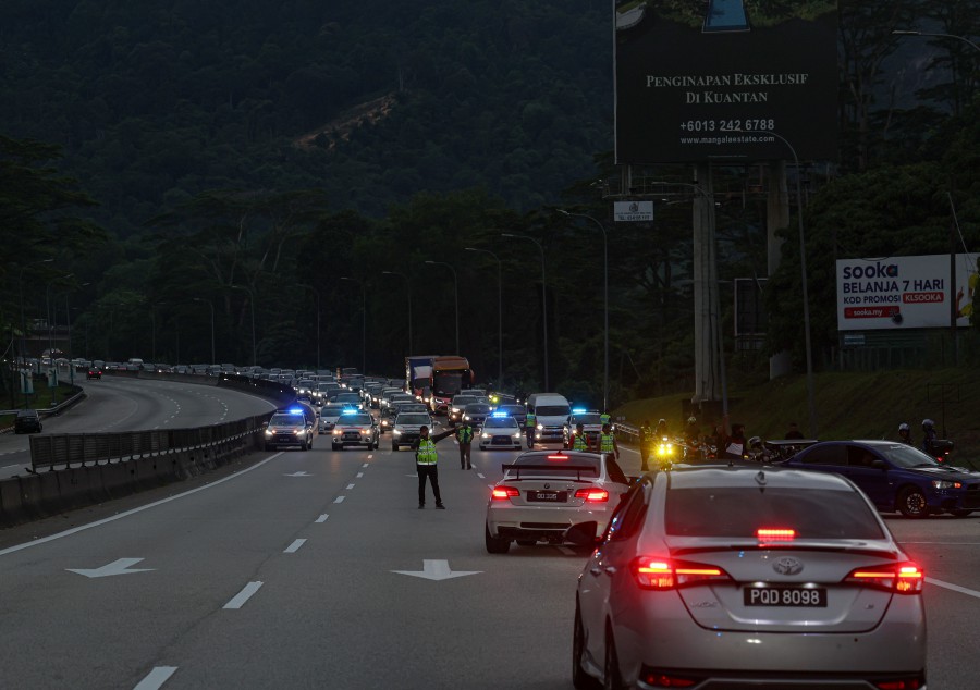 A major roadblock mounted by the authorities on the Kuala Lumpur-Karak Expressway near Gombak here today saw many road-users making illegal turns and riding against traffic to avoid the congestion. BERNAMA PIC