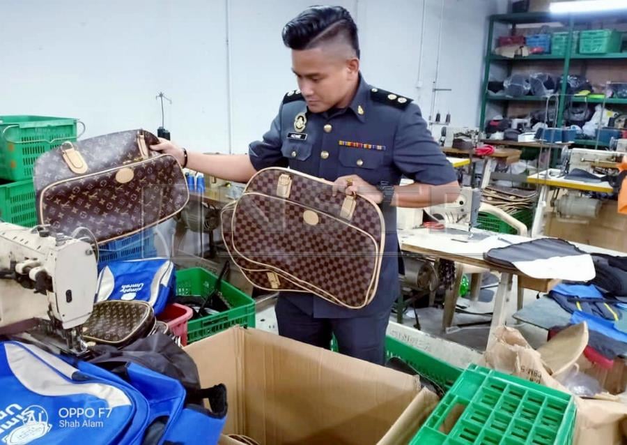  For the first time, the Domestic Trade and Consumer Affairs Ministry (KPDNHEP) busted a illegal factory here churning out fake international brand imitation handbags, baggage and backpacks. Pic by NSTP/EMEL