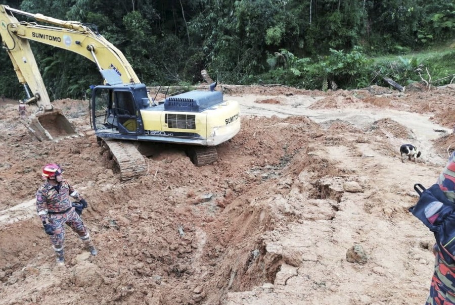 Despite heavy rain, authorities are determined to continue the search and rescue (SAR) mission to retrieve the remaining nine victims trapped under the landslide near Father’s Organic Farm campsite here. -Courtesy pic