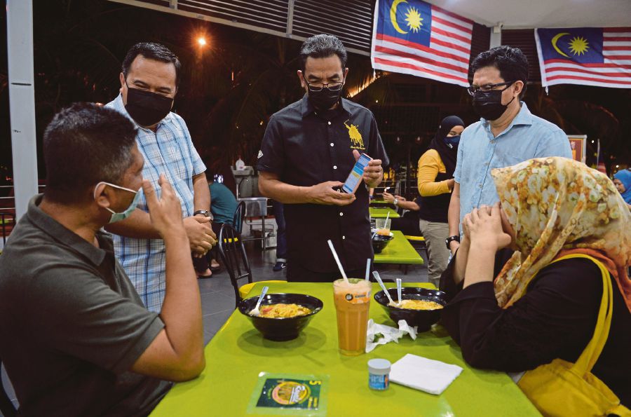 Local authorities can impose a ruling requiring that only those who are fully vaccinated against Covid-19 can enter markets and grocery stores even though the National Security Council (NSC) has not enforced the guideline for the essential service. -BERNAMA PIC
