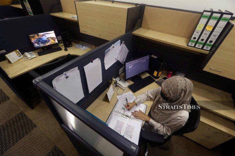 Eighty-one per cent Malaysian office workers said they would prefer to return to the office, according to a recent survey published by Savills, one of the world’s leading property advisors. - NSTP file pic