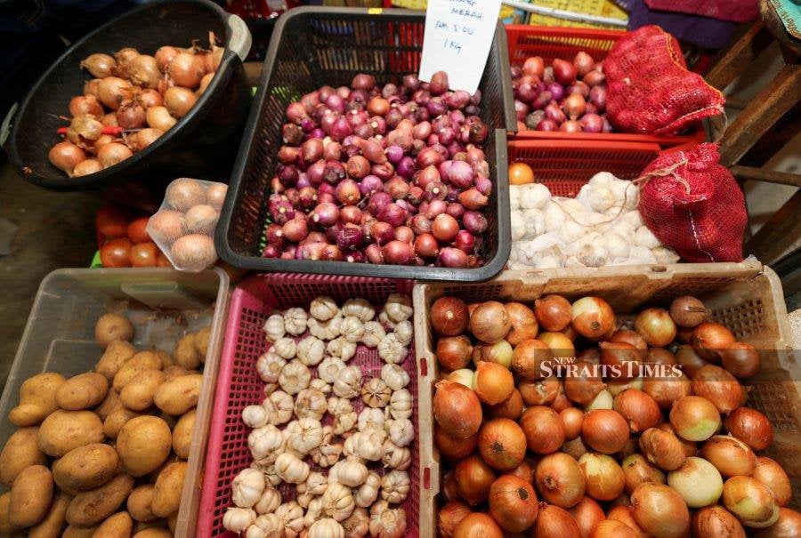  The Agriculture and Food Security Ministry (KPKM) has given its assurance that the supply of onion will not be affected following a ban on onion export by the Indian government yesterday. - NSTP/NIK ABDULLAH NIK OMAR