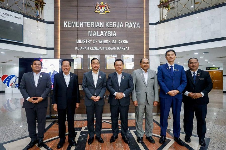 Datuk Onn Hafiz Ghazi led a state government delegation to Putrajaya to meet Works Minister Datuk Seri Alexander Nanta Linggi, today. - Pic courtesy of Johor Menteri Besar office.