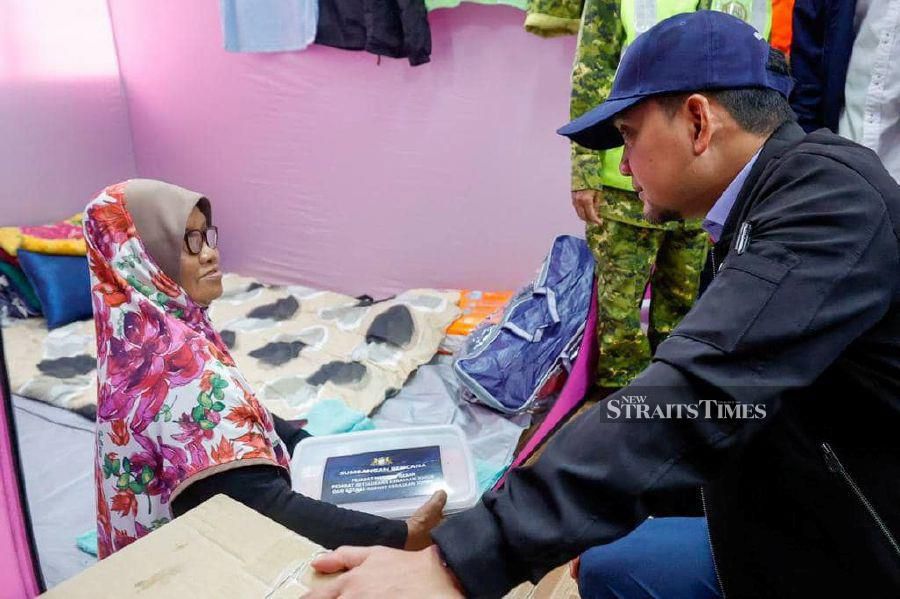 Johor Menteri Besar Datuk Onn Hafiz Ghazi visited flood-victims at relief centres in Kota Tinggi. - Pic courtesy from Datuk Onn Hafiz Ghazi Fb