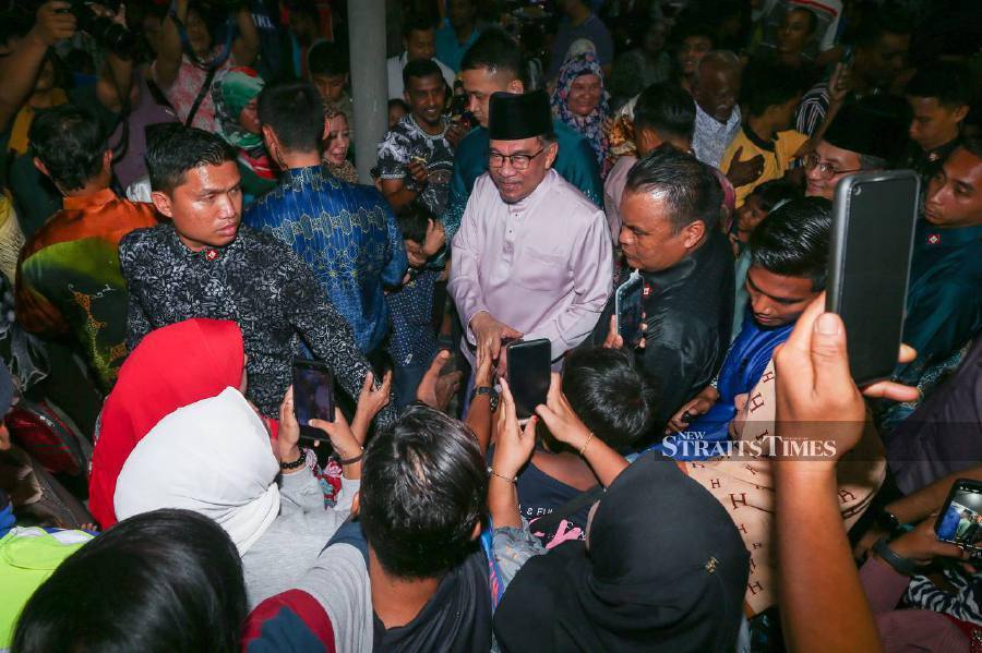 Prime Minister Datuk Seri Anwar Ibrahim made time in his busy schedule to attend the Hari Raya Aidilfitri open house organised by Persatuan Khalifah Jelutong here last night. - NSTP/DANIAL 