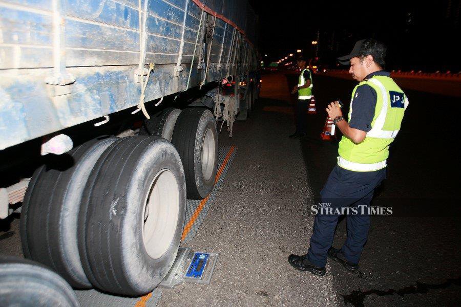 Ministry ends warning period, seizes overloaded trucks
