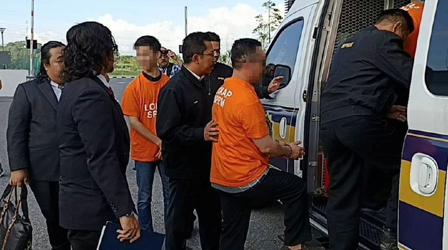KANGAR: A senior officer with the state Islamic Religious Affairs Department (JAIPs) was among three men remanded over alleged corruption involving marriage registration in Perlis. — NSTP/AIZAT SHARIF 