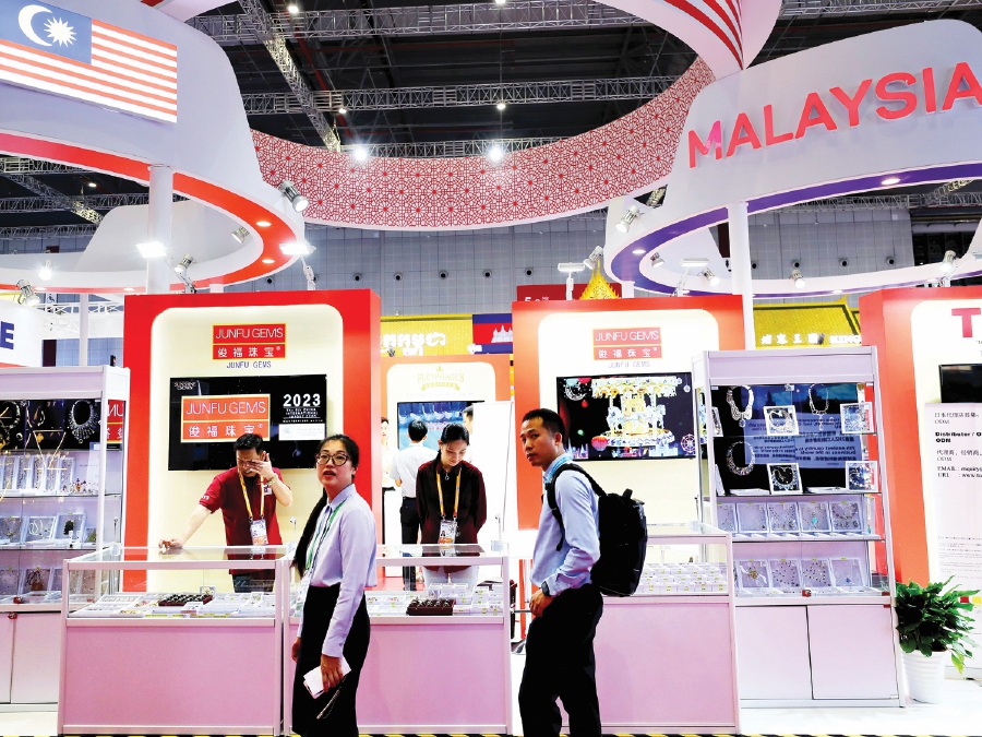 Visitors at the Malaysia pavilion during the sixth China International Import Expo on Nov 5. (ZHANG WEI/CHINA DAILY)