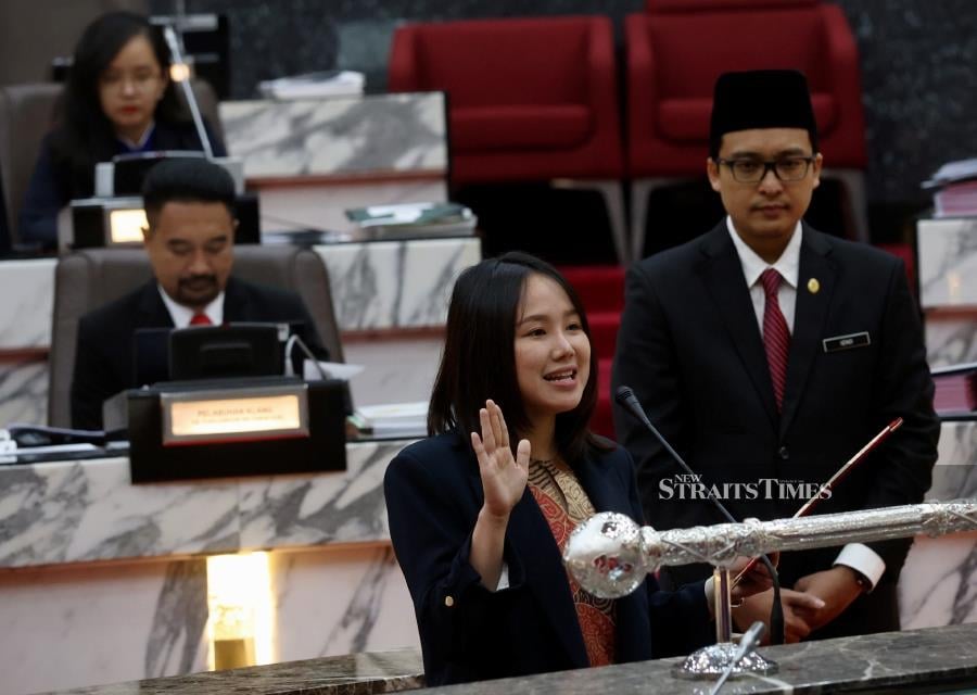 Kuala Kubu Baharu state assemblyman Pang Sock Tao today took her oath at the 15th Selangor State Assembly at the Selangor Legislative Assembly complex. - BERNAMA