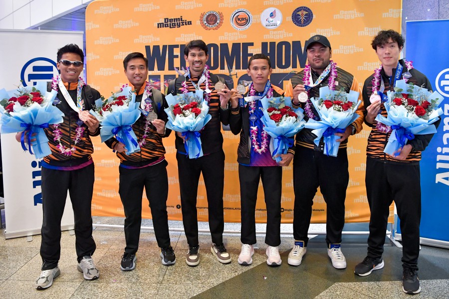 The Paralympic squad, which concluded the competition at the 2024 World Para Athletics Championships in Kobe with three gold medals, one silver, and two bronze medals, safely arrived at Kuala Lumpur International Airport (KLIA) here this afternoon. (From left), Muhammad Ammar Aiman Nor Azmi, Eddy Bernard, Datuk Abdul Latif Romly, Muhammad Nazmi Nasri, Mohammad Ziyad Zolkefli, Wong Kar Gee. - Bernama pic