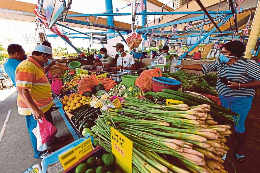Reducing the subsidies of carefully selected items will not only reduce food wastage and over consumption by household but also allow for savings to the nation.  -BERNAMA/File pic