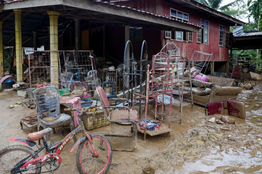 DUNGUN, Jan 28 -- Among the belongings of residents in Kampung Shukor that were covered in mud after their homes were hit by a mud flood last Thursday.- BERNAMA pic