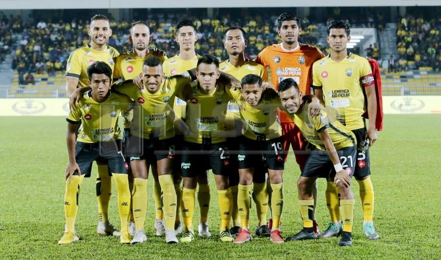 The yearned for and long awaited return of the Malaysia Cup trophy to Perak soil could be just the right anecdote for the Bos Gaurus squad’s loyal fans who cannot be at the Shah Alam Stadium for tomorrow night’s (Saturday) highly anticipated Malaysia Cup final clash between their side and Terengganu. Pic by NSTP/ABDULLAH YUSOF
