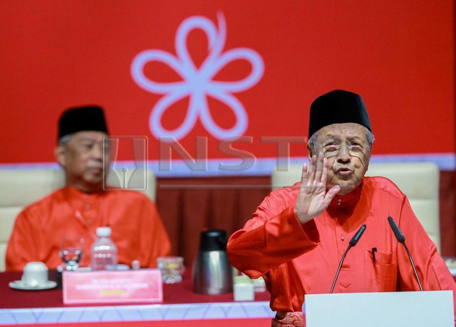  Parti Pribumi Bersatu Malaysia (Bersatu) chairman Tun Dr Mahathir Mohamad delivers his winding up speech at the party's annual general assembly held at Putrajaya International Convention Centre. - NSTP/ASYRAF HAMZAH