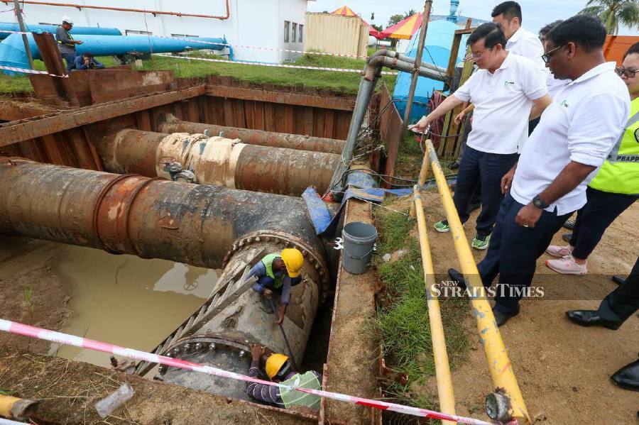 Penang Chief Minister Chow Kon Yeow stressed that PBAPP would need to complete the replacement of two 1,200 milimetre (mm) valves at the Sungai Dua water treatment plant within 24 hours as promised since a month ago, in addition to 22 preventive maintenance projects in the state. - NSTP/DANIAL SAAD
