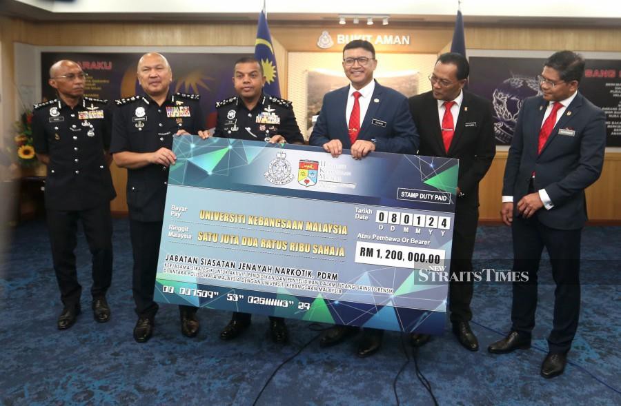 Deputy Inspector-General of Police, Datuk Seri Ayob Khan Mydin Pitchay (3rd from left) said the funds would be utilised to lease laboratory equipment to enhance the capacity for comprehensive research on drugs and NPS. - NSTP/MOHAMAD SHAHRIL BADRI SAALI