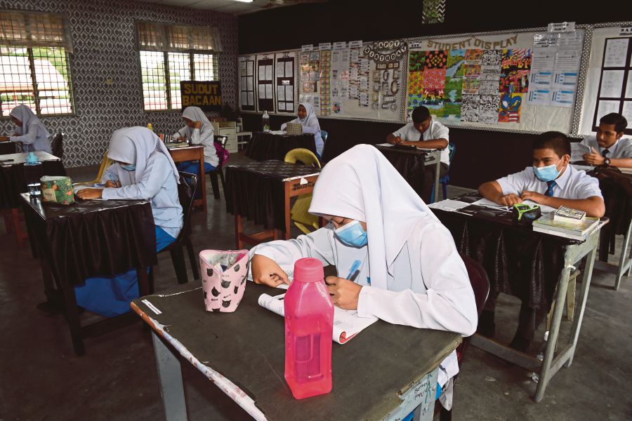 Students attending classes while observing the SOP for Covid-19. -- BERNAMA (Pix for representational purposes only). 