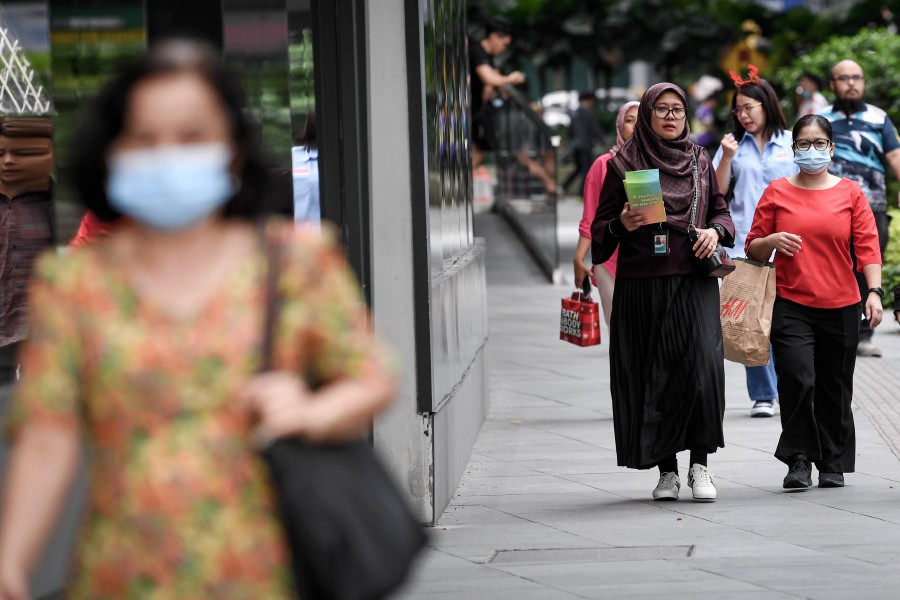Malaysians have been advised to wear face masks while individuals with symptoms are hoped to avoid the 3Cs - crowds, congested areas and close contact - following a rise in COVID-19 cases recently. BERNAMA PIC
