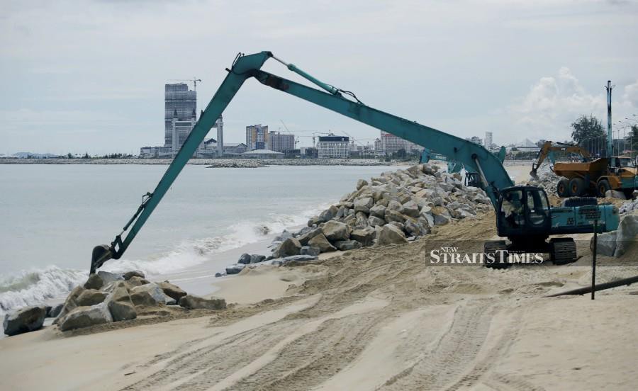 The scenic coastal road from the north-end of the Terengganu drawbridge to the Seberang Takir recreational area will be facing its first durability test with the arrival of the North East monsoon winds. NSTP/ROZAINAH ZAKARIA