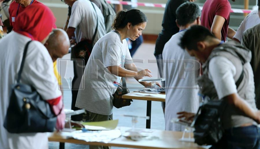 (File pix) PKR members casting their votes. Pix by Malai Rosmah Tuah