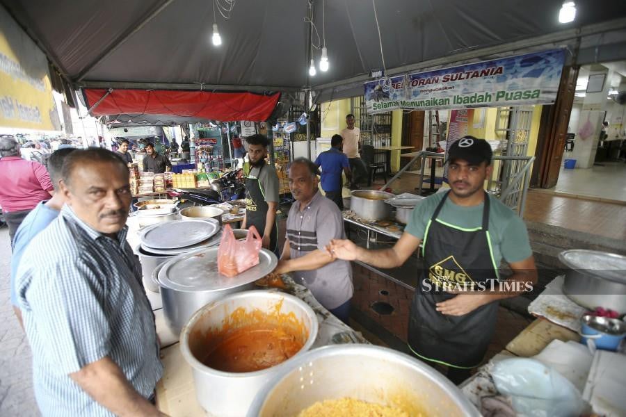 GEORGETOWN 13 MARCH 2024. (Attention Izwan) Nasi kandar like Tajuddin Hussain and Sultania offer their specialty briyani rice, rose chicken and fiery curries at Penang Muslim League Ramadan bazaar, Lebuh Queen. NSTP/MIKAIL ONG