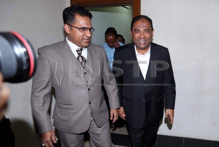 (File pic) Baling Member of Parliament, Datuk Seri Abdul Azeez Abdul Rahim (right) and his brother Datuk Abdul Latif have withdrawn their appeals against a High Court's dismissal. -NSTP/MOHAMAD SHAHRIL BADRI SAALI