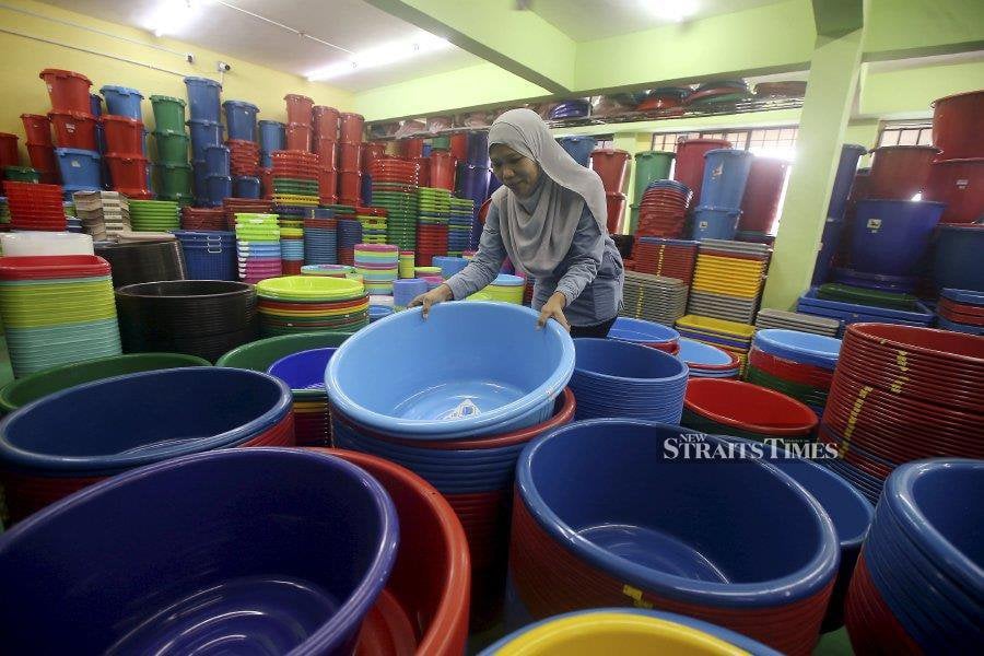 Residents bought barrels and basins in preparation for filling water at home following scheduled water supply disruptions in Petaling, Shah Alam and Klang.- NSTP/HAIRUL ANUAR RAHIM