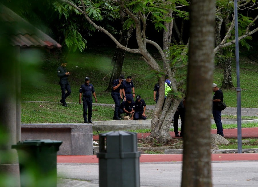 An object, believed to be a mortar-type bomb, was found by a jogger at the Sultan Abdul Aziz Recreation Park, commonly known as the polo grounds, here, today. -BERNAMA PIC