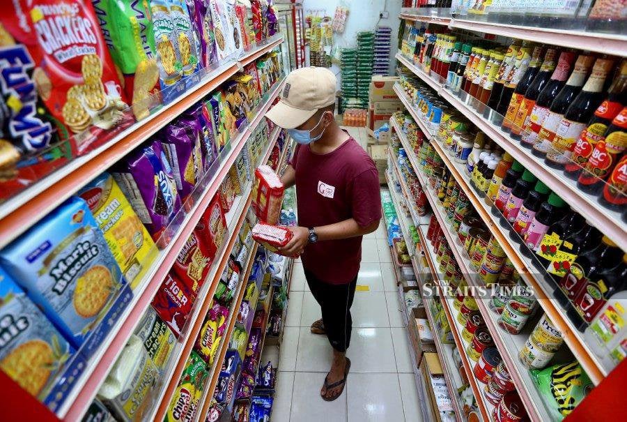 Supermarkets, hypermarkets and department stores operating at localities placed under Phase One of the National Recovery Plan (NRP) are allowed to operate from 8am until 8pm daily. - NSTP/FATHIL ASRI.