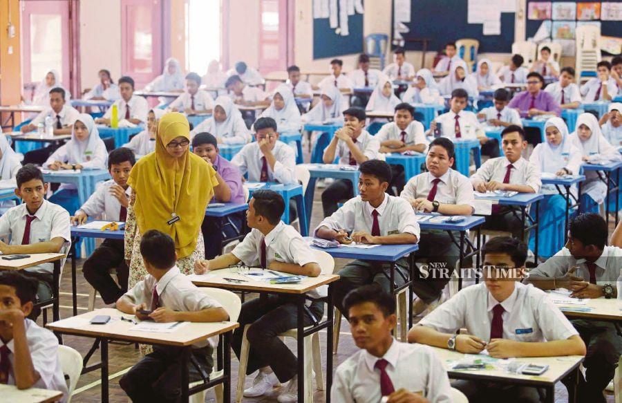 The Education Ministry has taken actions against those involved in setting up a fake website offering Ujian Pencapaian Sekokah Rendah (UPSR) and Form 3 Assessment (PT3) examinations. - NSTP file pic