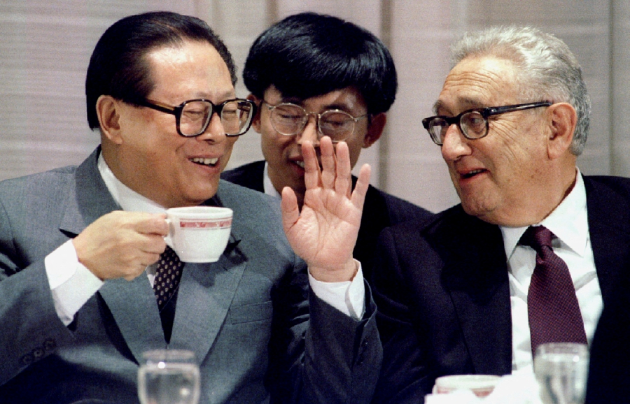 (FILE PHOTO) Chinese President Jiang Zemin (left) talks to former U.S. Secretary of State Henry Kissinger at a luncheon address to U.S. business groups in New York, U.S. (REUTERS/Jim Bourg/File Photo)
