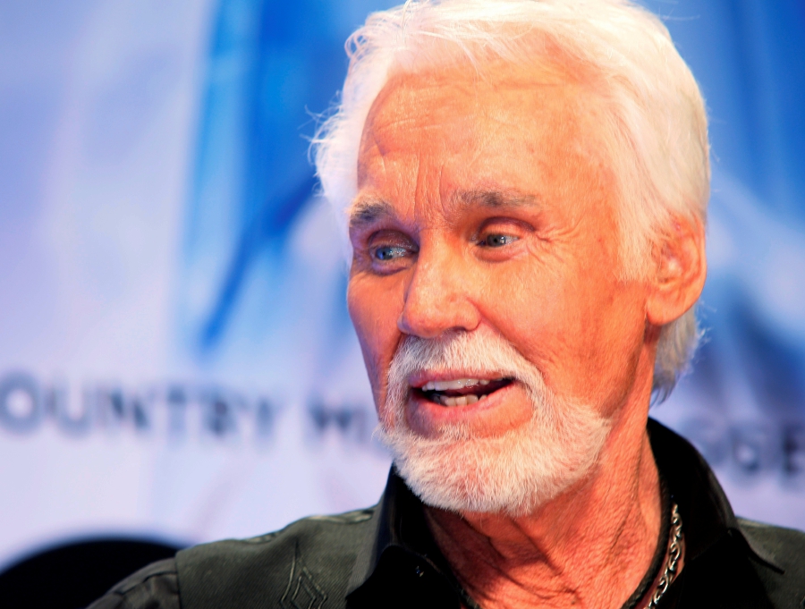 FILE PHOTO: Kenny Rogers poses backstage after accepting the Willie Nelson Lifetime Achievement award at the 47th Country Music Association Awards in Nashville, Tennessee November 6, 2013. REUTERS/Eric Henderson/File Photo