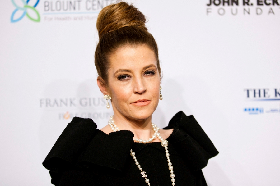 (FILE PHOTO) Singer Lisa Marie Presley arrives at the Elton John AIDS Foundation's 12th Annual "An Enduring Vision" benefit gala at Cipriani in New York City, U.S. (REUTERS/Eduardo Munoz/File Photo)