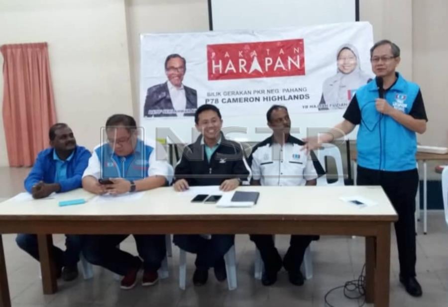 (File pix) Cameron Highlands PKR Division chief Tan Wei Wun (seated, third from left) at Cameron Highlands yesterday. Pix by NSTP/Shamsul Kamal Amarudin 