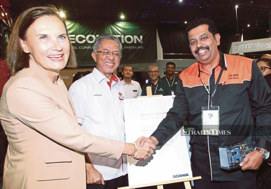 Deputy transport minister, Datuk Kamarudin Jaffar (centre) witnessing the MoU signing between Scania Southeast Asia managing director Marie Sjodin Enstrom and Aone Group managing director, S. Palani (right) at the Malaysia Commercial Vehicle Expo (MCVE) 2019. Pix by NSTP/ Mohd Yusni Ariffin