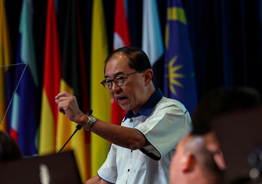 KMCA, as a component party of Barisan Nasional, will help in the Kemaman by-election to be held in December, said deputy president Datuk Dr Mah Hang Soon. BERNAMA PIC