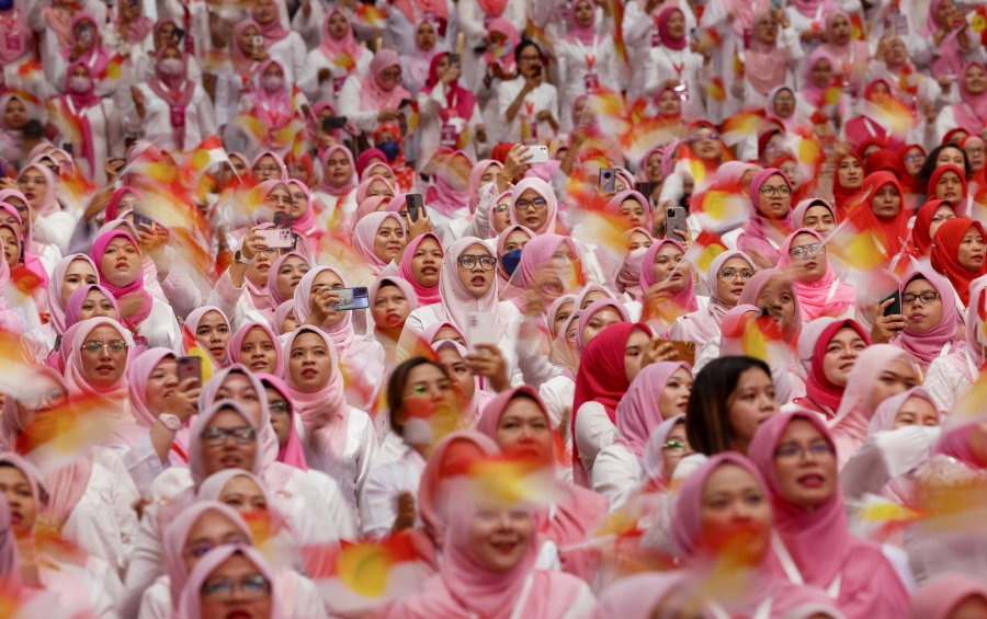 The assemblies of Umno’s three wings-- Wanita, Youth and Puteri-- kicked off this morning with their leaders and members focused on charting the party’s way forward. - BERNAMA pic