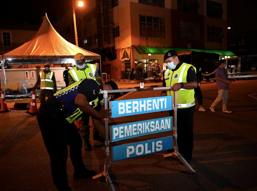 Roadblocks will be mounted at four locations in Putrajaya from midnight tonight until Oct 27 following the implementation of the Conditional Movement Control Order (CMCO), - Bernama pic