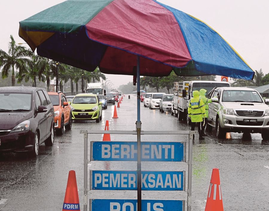 The Health Ministry today cautioned Malaysians against “balik kampung” (returning to their hometowns) during the month of Ramadan. --BERNAMA pic