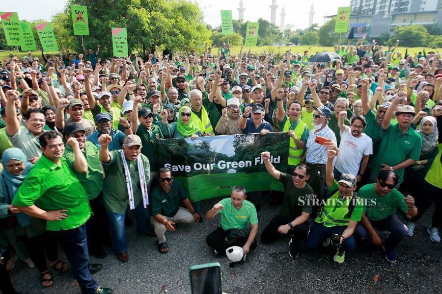 Over 1,000 residents of Bukit Jelutong here want developer Sime Darby Property and the local authority (PBT) to not proceed with the construction of 425 housing units on the last field in the area. - NSTP / FAIZ ANUAR