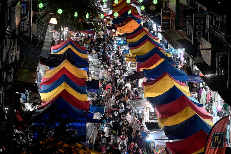 The New Straits Times surveyed the many Aidilfitri bazaars in downtown Kuala Lumpur and found many shoppers rushing to complete their festive errands. - BERNAMA pic