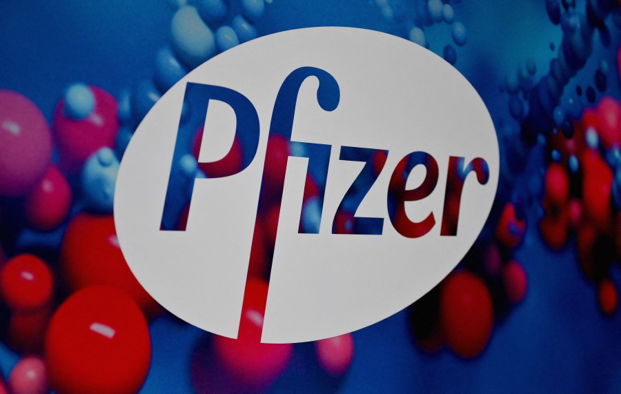 (FILES) In this file photo the Pfizer logo is seen at the Pfizer Inc. headquarters on December 9, 2020 in New York City. - Pfizer said on September 27, 2021 it had begun a middle-to-late stage clinical trial of a pill to stave off Covid in people who are exposed to infection. Several companies are working on so-called oral antivirals, which would mimic what the drug Tamiflu does for influenza and prevent the disease from progressing to severe. - AFP pic
