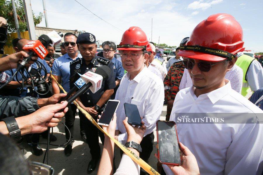 Chief Minister Chow Kon Yeow, who was at the scene, said the beams had to move first or it could endanger the rescue team. - NSTP/MIKAIL ONG