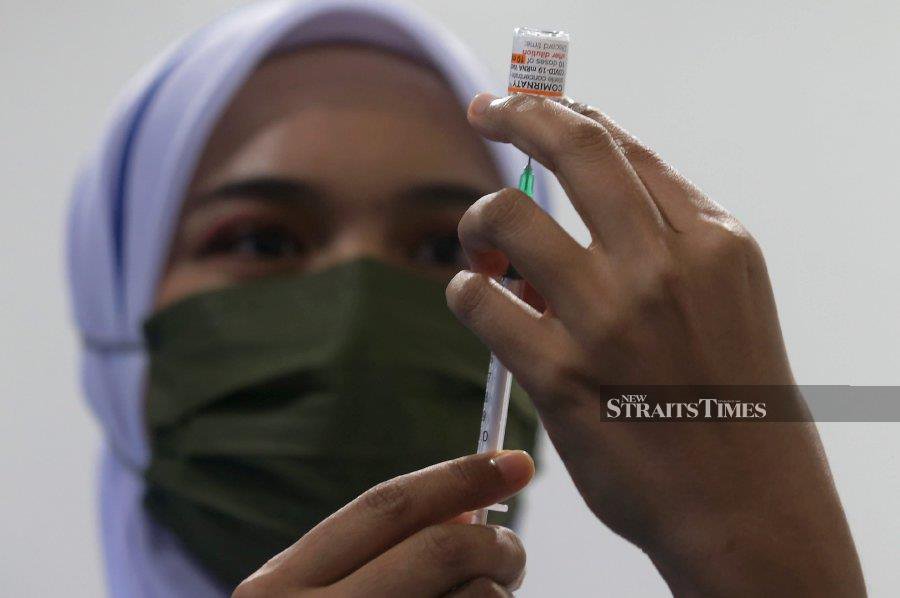 The Malaysian Medical Association (MMA) has advised individuals over the age of 60 and those with comorbidities to get their second booster shots. - NSTP file pic