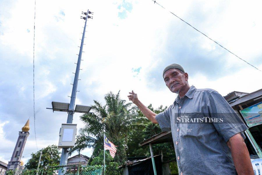 Fauzi Yusoff, 63, showed the tsunami early warning station by the Malaysian Meteorological Department in Kampung Kuala Muda, Penaga here, making it easier for residents to save themselves from the tsunami that occurred in 2004 that damaged boats and houses.- NSTP/DANIAL SAAD