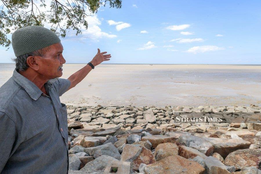 Fauzi Yusoff, 63, recounts the tsunami incident that occurred in 2004 that damaged a boat and his house in Kampung Kuala Muda, Penaga here. - NSTP/DANIAL SAAD