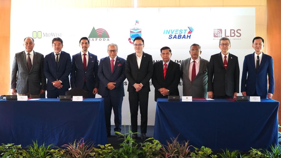 Datuk Phoong Jin Zhe, Sabah's Minister of Industrial Development and Entrepreneurship (centre), attended the signing ceremony of the Memorandum of Understanding, joined by Tan Sri Ir. (Dr.) Lim Hock San, group executive chairman of LBS Bina Group Bhd (second from right); Datuk Wira Joey Lim Hock Guan, chief executive officer (CEO) of LBS (right); Dr. Firdausi Suffian, CEO of Sabah Invest Bhd (third from right); Tan Sri Anifah Aman, chairman of Sabah Invest; Datuk Hamild Awang, chairman of Sabah Forestry Development Authority (SAFODA), and Bahrul Razha Chupat, general manager of SAFODA.