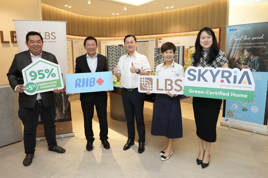 (L-R): RHB Banking Group head of alternate sales channel, Vincent Tan Yee Wee; managing director of group community banking, Jeffrey Ng Eow Oo; LBS Bina Group Bhd chief executive officer, Datuk Wira Joey Lim Hock Guan; LBS Bina executive director, Datuk Cynthia Lim Mooi Pang; and RHB Banking Group homeowner squad lead, Christine Wong Sze Pin, at the event celebrating the partnership.