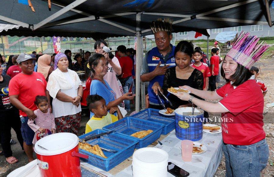 Pakatan Harapan candidate, Pang Sock Tao, extends support to the Orang Asli community in Kampung Tun Razak during the Kuala Kubu Bharu State Assembly by-election campaign. - NSTP/SAIFULLIZAN TAMADI 